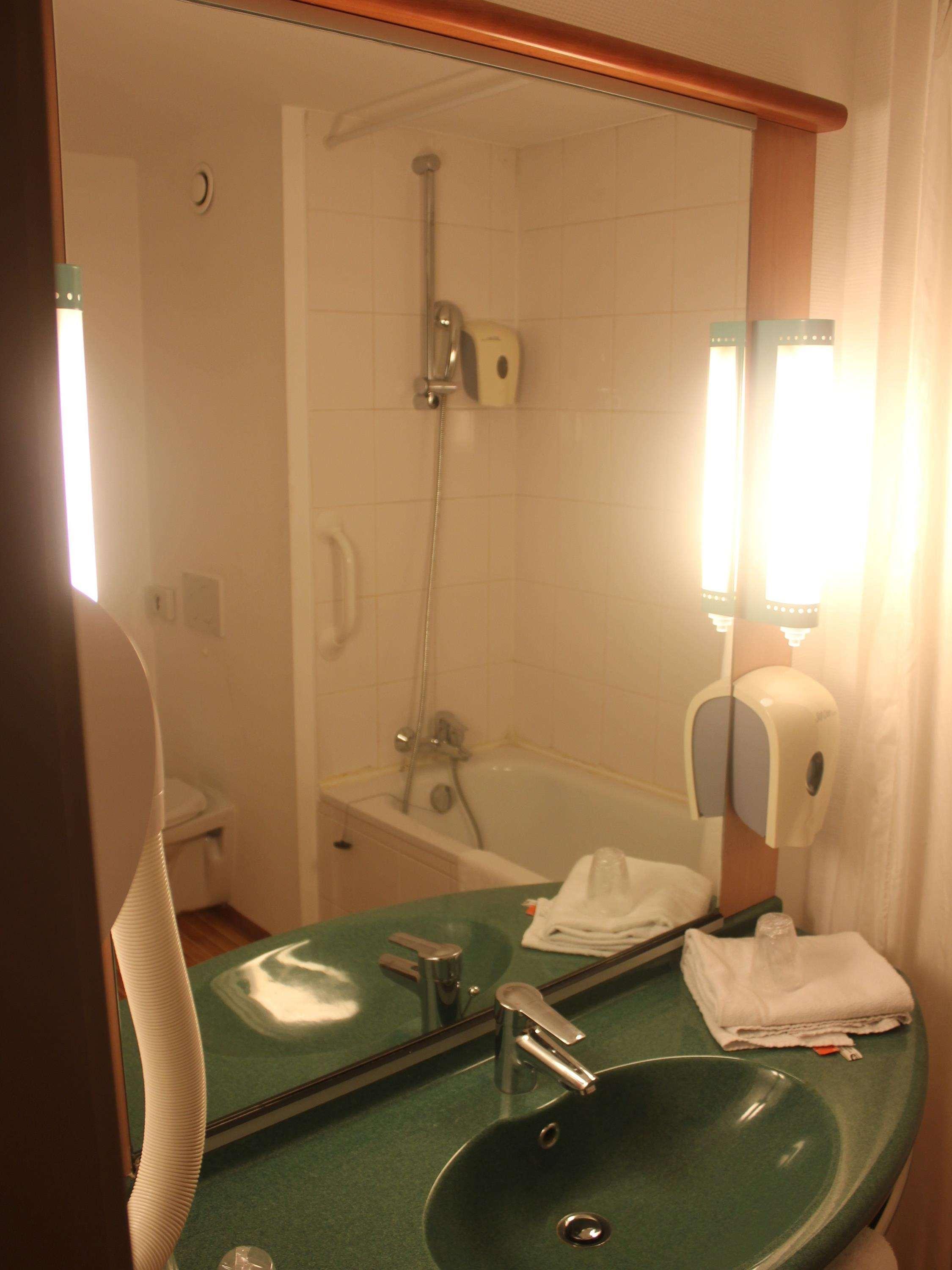 B&B Hotel Mons Gare Esterno foto