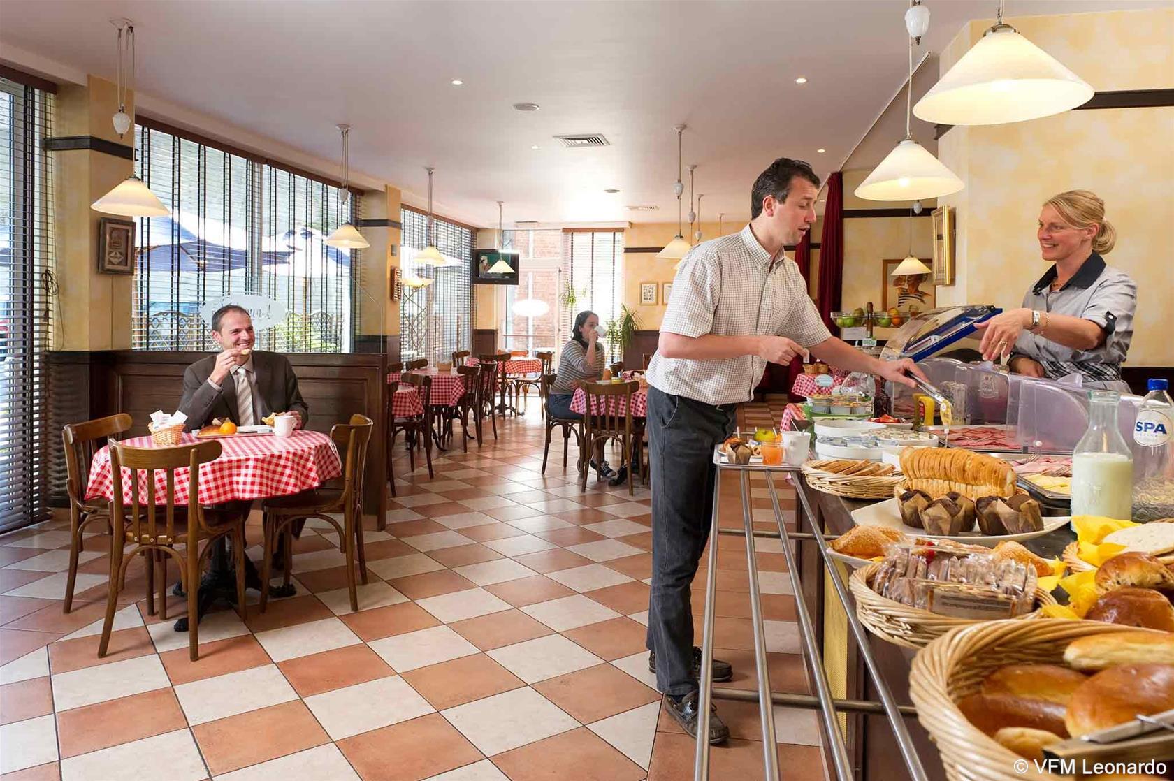 B&B Hotel Mons Gare Esterno foto