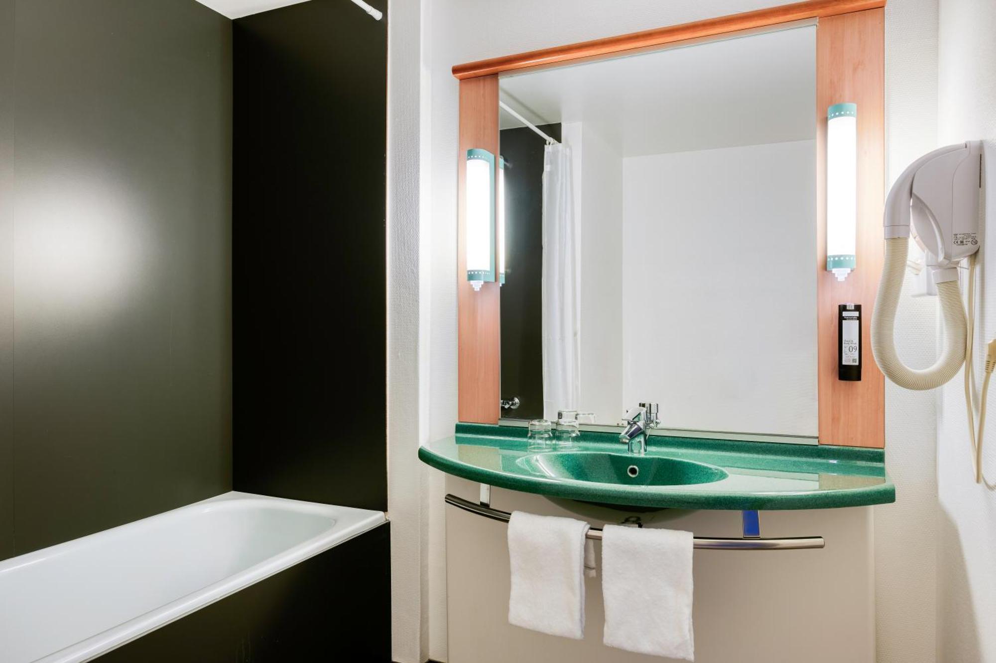 B&B Hotel Mons Gare Esterno foto