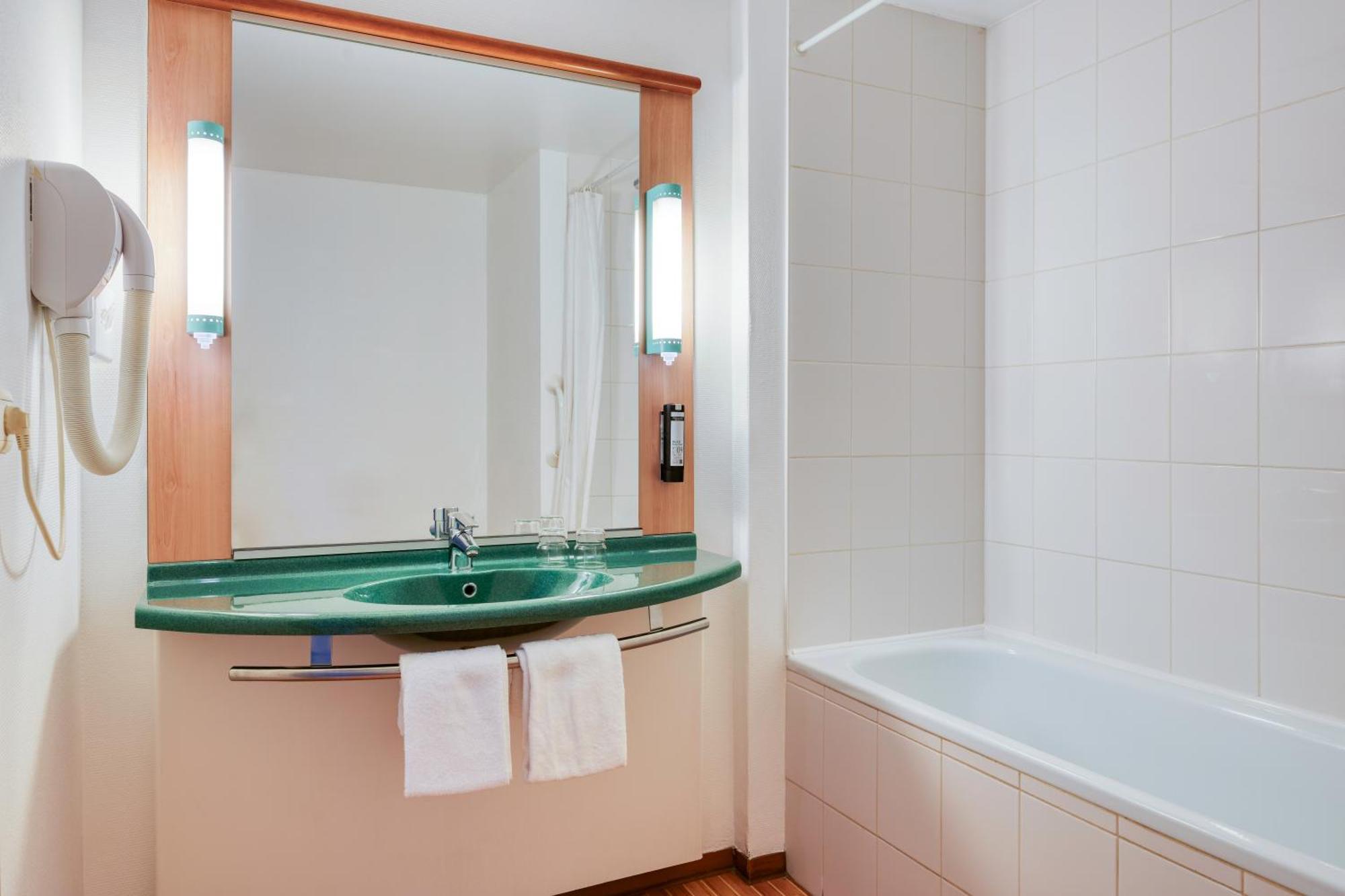 B&B Hotel Mons Gare Esterno foto
